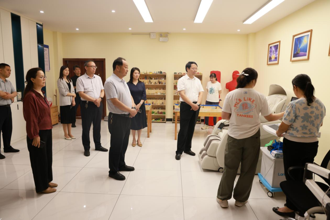 繪心潤(rùn)德 攜手成長(zhǎng)——校領(lǐng)導(dǎo)與師生代表沉浸式參與心理健康教育體驗(yàn)觀摩活動(dòng)側(cè)記